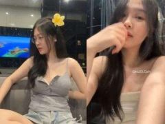 Nữ Sinh Đeo Kính Thích Khoe Bầu Vú Sữa Siêu To
