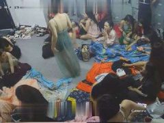 Nhân Viên Quán Karaoke Tay Vịn Phục Vụ Quá Chuyên Nghiệp